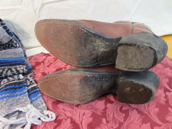  GOOD PAIR OF LEATHER COWBOY BOOTS - SIZE 10 & BLUE SERAPE STYLE BLANKET