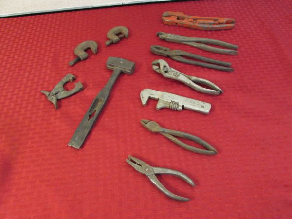 SELECTION OF ANTIQUE/VINTAGE TOOLS, HAND FORGED HAMMER & CLAMPS