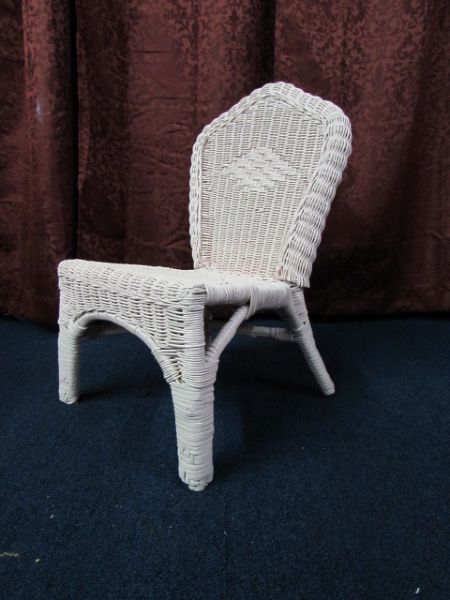 PINK WICKER CHILD'S TABLE & CHAIR