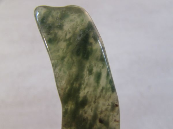 SMALL GLASS DISH WITH POLISHED HAPPY CAMP JADE PIECES