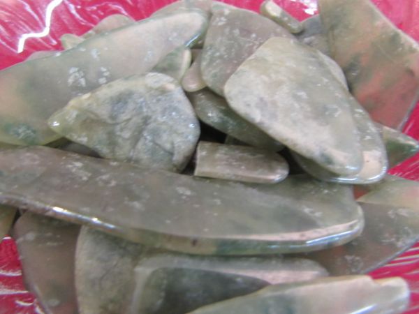 SMALL GLASS DISH WITH POLISHED HAPPY CAMP JADE PIECES