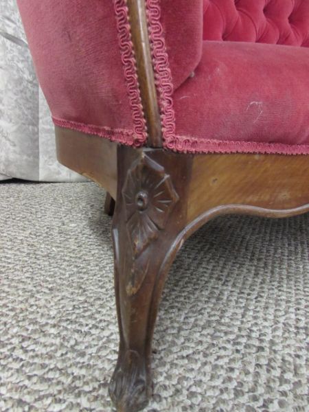 UPHOLSTERED VICTORIAN SETTEE