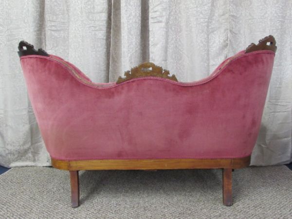 UPHOLSTERED VICTORIAN SETTEE