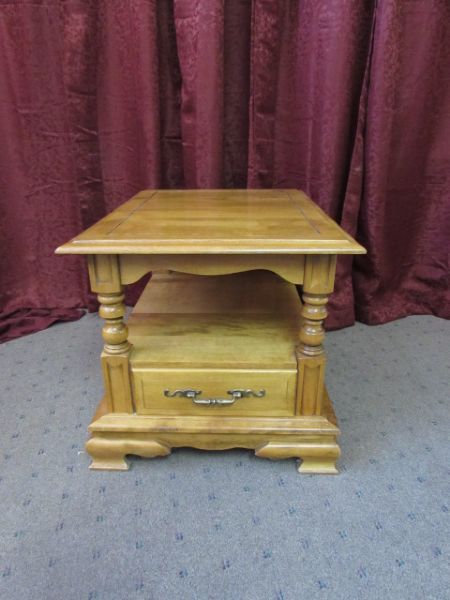 EARLY AMERICAN STYLE SIDE TABLE