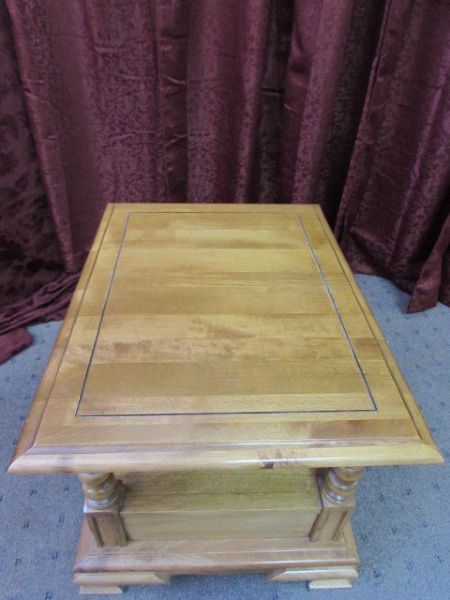 EARLY AMERICAN STYLE SIDE TABLE