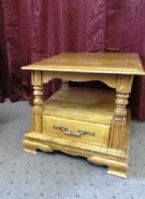 EARLY AMERICAN STYLE SIDE TABLE 