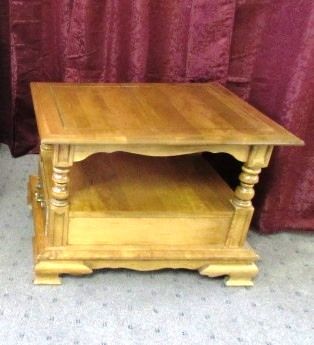 EARLY AMERICAN STYLE SIDE TABLE 