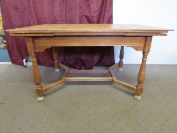VINTAGE EARLY AMERICAN MAPLE TABLE