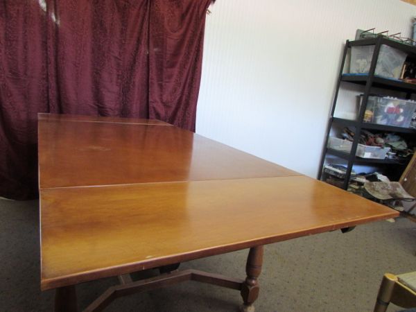 VINTAGE EARLY AMERICAN MAPLE TABLE
