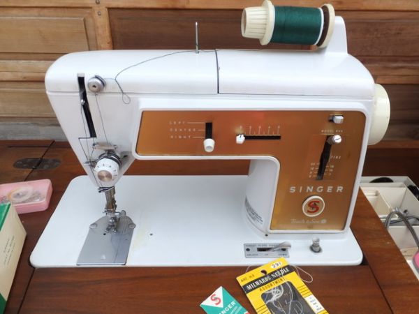 VINTAGE 603 SINGER SEWING MACHINE AND WALNUT SEWING TABLE
