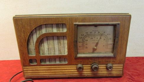 VINTAGE TABLE TOP RADIO CIRCA 1938-1940