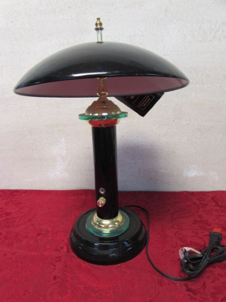 GLASS ACCENTED DOME TOP DESK LAMP