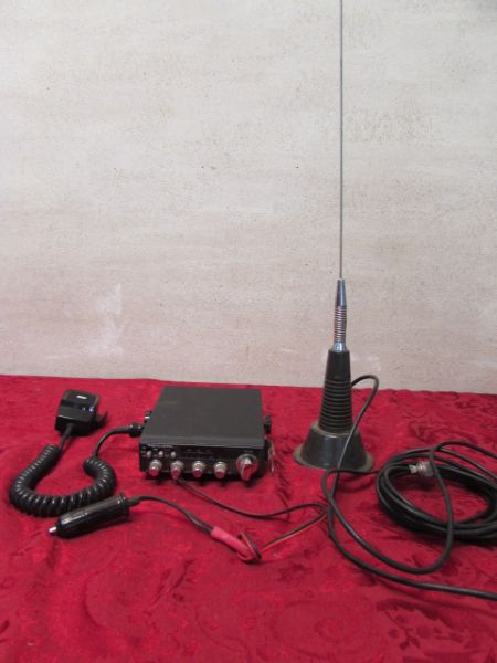 REALISTIC CB RADIO WITH MAGNET MOUNT ANTENNA