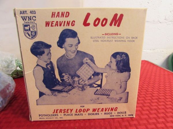 HAND WEAVING LOOM WITH LOOPS & PREMADE POT HOLDERS