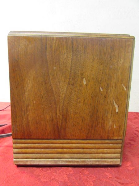 VINTAGE TABLE TOP RADIO CIRCA 1938-1940