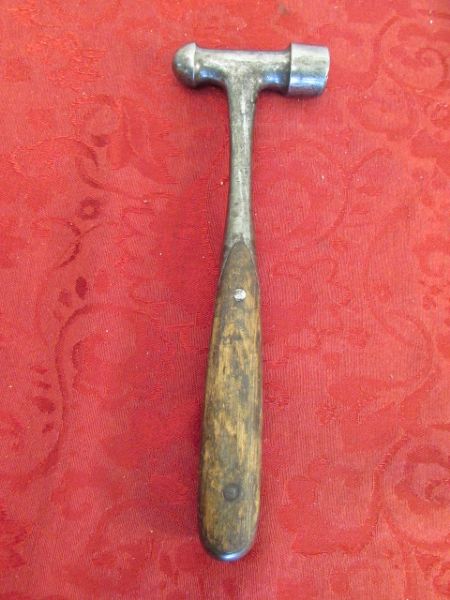 ANTIQUE/VINTAGE TOOLS- PERFECT HANDLE HAMMER