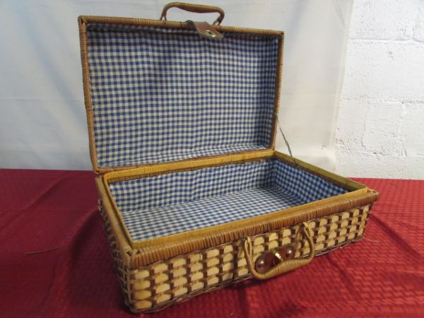 A PICNIC FOR TWO! NICE PICNIC BASKET WITH PLATES, SILVERWARE & MORE