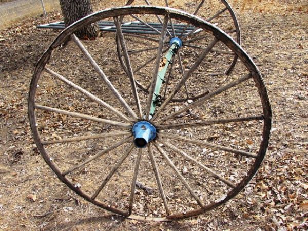 PAIR OF BUGGY WHEELS WITH AXLE