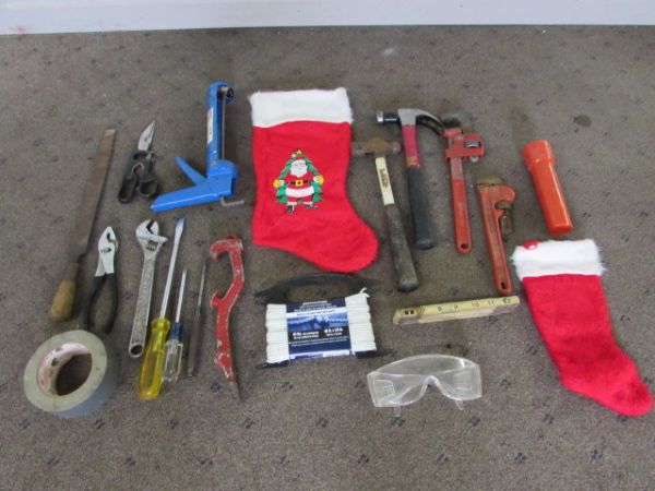 BALL PEIN HAMMER, PIPE WRENCHES & MULTI PURPOSE PRY BAR TOOL LOT.