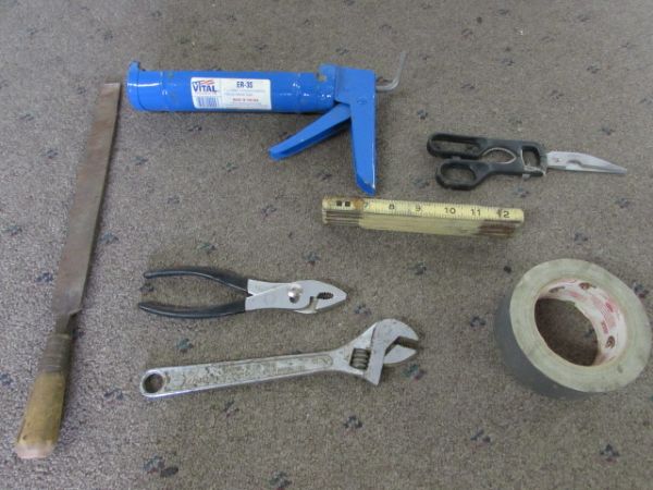 BALL PEIN HAMMER, PIPE WRENCHES & MULTI PURPOSE PRY BAR TOOL LOT.