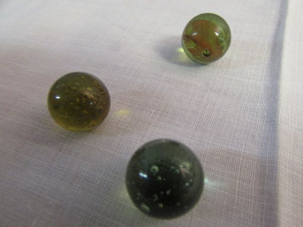 VINTAGE/ANTIQUE MARBLES OF DIFFERENT SIZES & STYLES