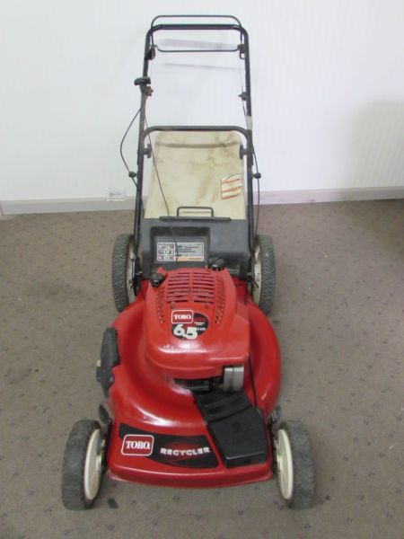 TORO-RECYCLER LAWN MOWER WITH HIGH WHEELS FOR UNEVEN TERRAIN