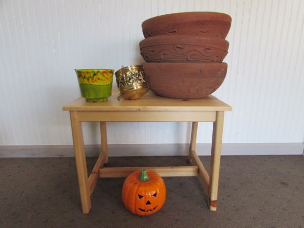 DECORATE YOUR PATIO WITH TERRA COTTA POTS, HANGING PLANTERS, SMALL PINE TABLE & JACK-O-LANTERN