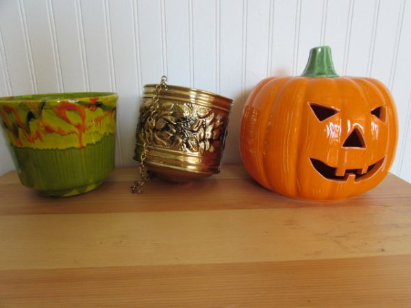 DECORATE YOUR PATIO WITH TERRA COTTA POTS, HANGING PLANTERS, SMALL PINE TABLE & JACK-O-LANTERN