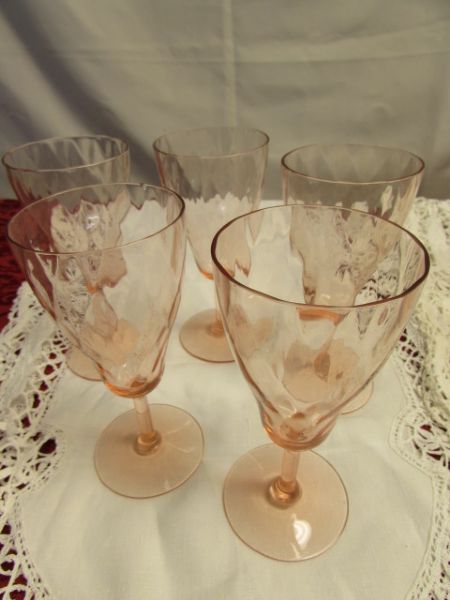 ELEGANT PINK DEPRESSION GLASS WINE & CHAMPAGNE GLASSES, BOWL, EGG PLATE & LINENS