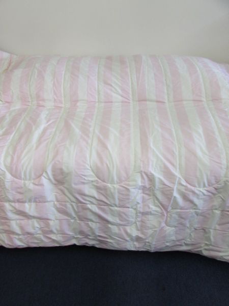 SWEET DREAMS!  PLUSH LIKE NEW QUEEN SIZE COMFORTER
