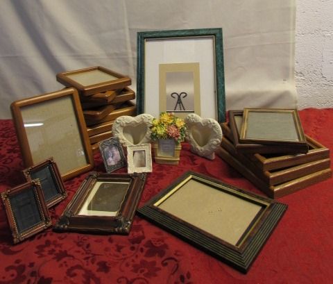 OODLES OF PICTURE FRAMES