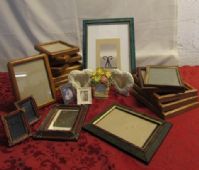 OODLES OF PICTURE FRAMES