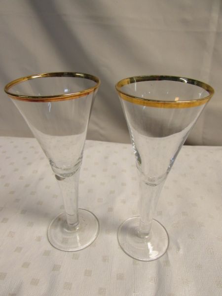 MID CENTURY VIKING GLASS LOTUS BOWL, R.C. VERSAILLES VAVARIA SALT & PEPPER SET & GOLD RIMMED ETCHED GLASS 