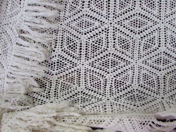 STUNNING VINTAGE/ANTIQUE STAR PATTERN WITH FRINGE CROCHET FULL/QUEEN BED SPREAD