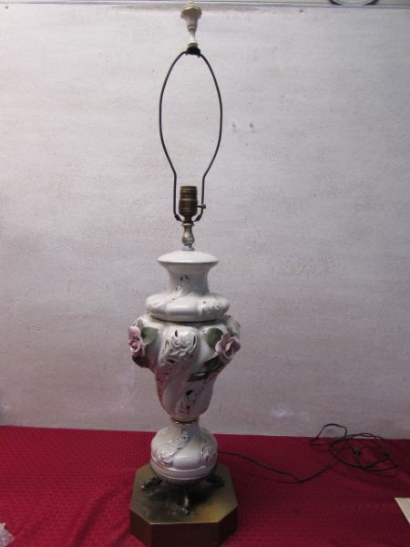 VINTAGE CORDAY PORCELAIN TABLE LAMP