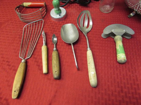 VINTAGE KITCHEN ITEMS INCLUDING A RUBBER CHICKEN, TOASTER  & MORE