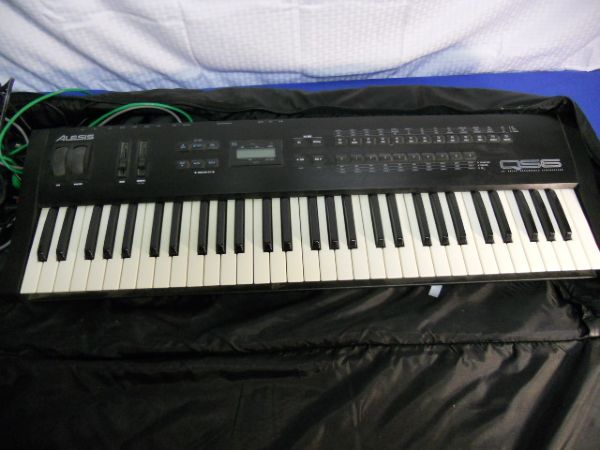 ALESIS QS6 PIANO KEYBOARD***THIS LOT HAS A RESERVE***