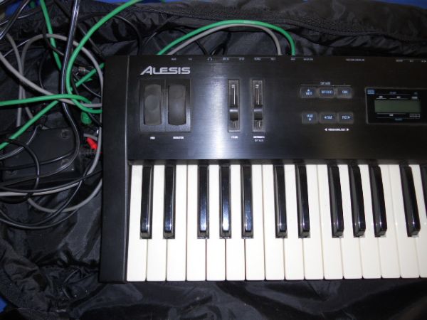 ALESIS QS6 PIANO KEYBOARD***THIS LOT HAS A RESERVE***