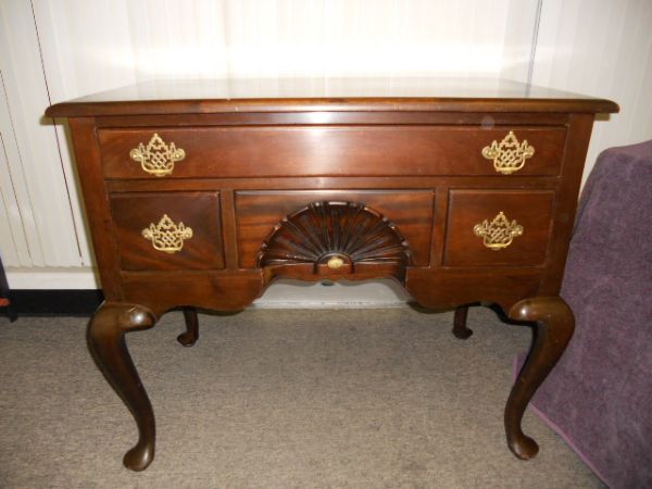 VINTAGE REPRODUCTION QUEEN ANN VANITY *** THIS HAS A RESERVE***
