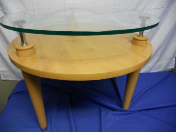 ANOTHER CLASSY GLASS TOP TABLE W/UNDERNEATH DISPLAY***THIS HAS A RESERVE***