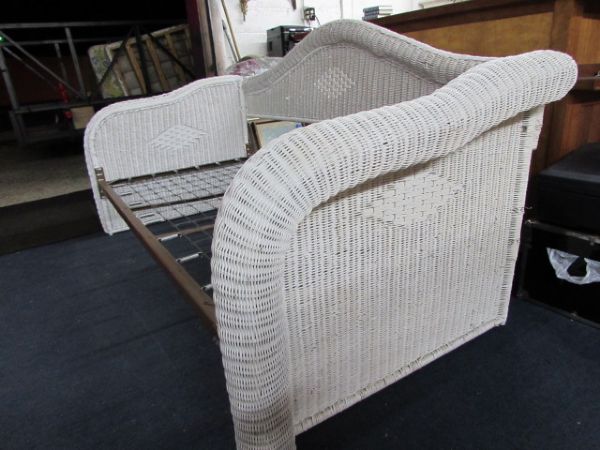 NICE QUALITY WICKER DAY BED.