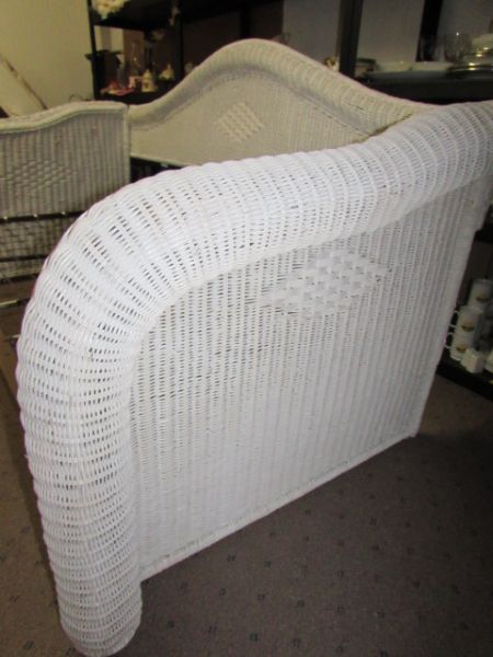 NICE QUALITY WICKER DAY BED.