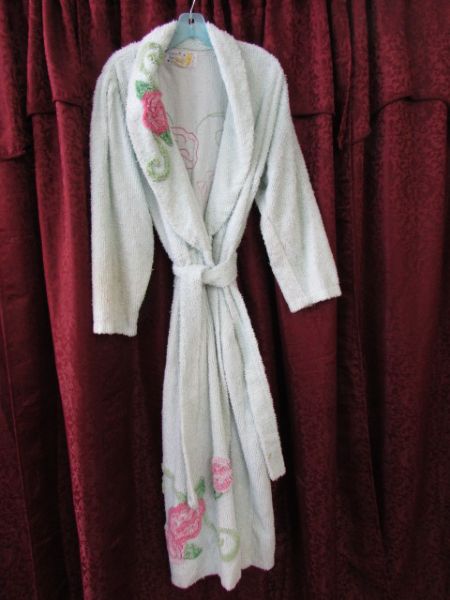 COZY WOMEN'S CHENILLE BATHROBE WITH ROSE ACCENT