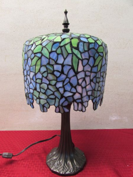 BEAUTIFUL TIFFANY STYLE ACCENT TABLE LAMP