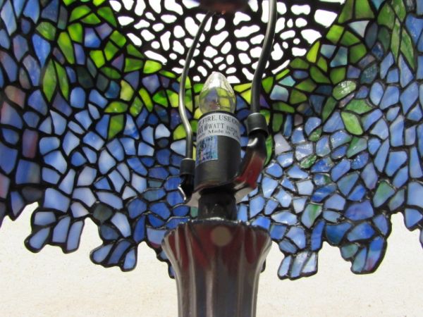 BEAUTIFUL TIFFANY STYLE ACCENT TABLE LAMP