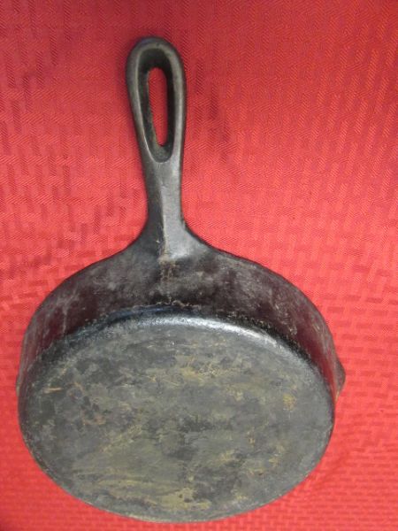 CAST IRON FRYING PAN- UNMARKED WAGNER PAN