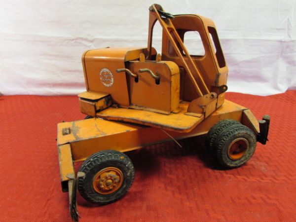 VINTAGE METAL TOY CRANE 