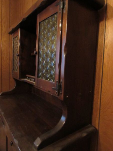 ATTRACTIVE & STURDY VINTAGE SOLID WOOD HUTCH WITH DECORATIVE GLASS DOORS