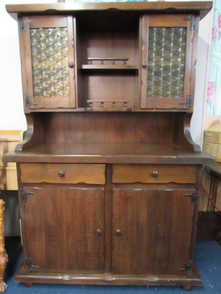 ATTRACTIVE & STURDY VINTAGE SOLID WOOD HUTCH WITH DECORATIVE GLASS DOORS
