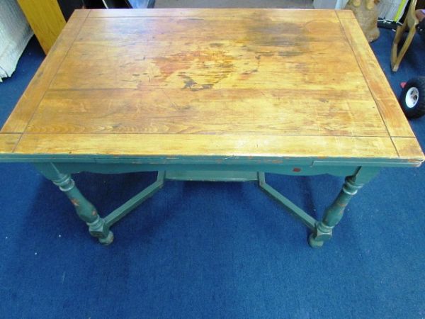 WONDERFUL ANTIQUE COUNTRY STYLE KITCHEN TABLE WITH PULL OUT LEAVES